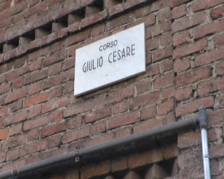Rissa con bottiglie e cassonetti rovesciati nella notte a Torino